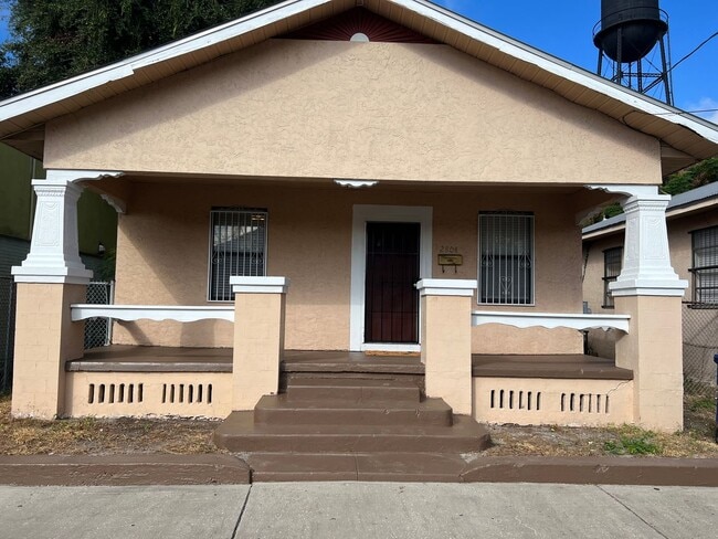 Building Photo - Historic Bungalow Close to Downtown