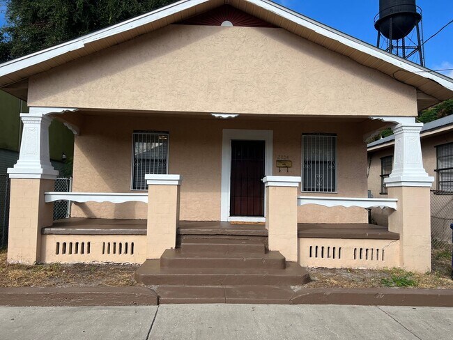 Foto del edificio - Historic Bungalow Close to Downtown
