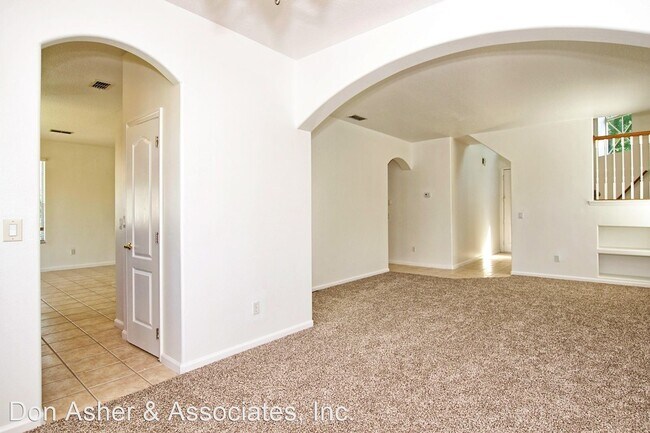 Building Photo - 4 br, 2.5 bath House - 2825 MAYFLOWER LOOP