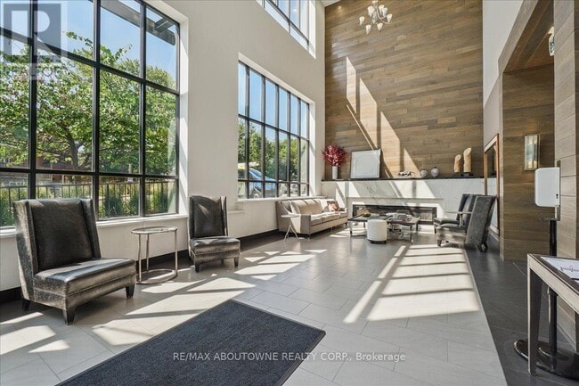 Photo du bâtiment - 150 Wellington St E