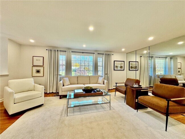 Foto del edificio - 60 Briar Hill Rd