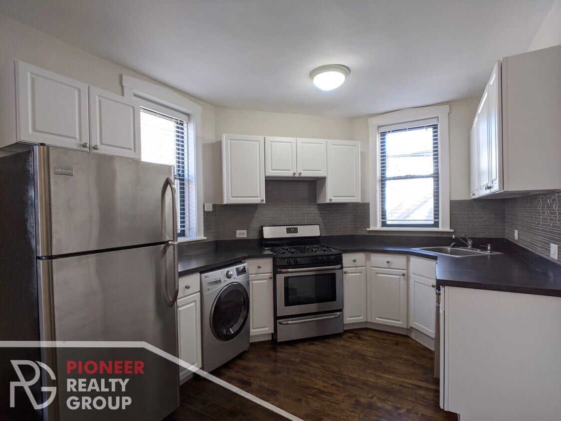 Foto principal - 3835 N Greenview Ave