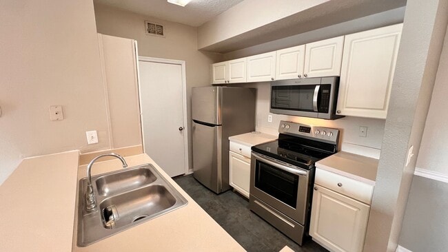Building Photo - Charming 2-Bedroom Condo for Rent in Metro...