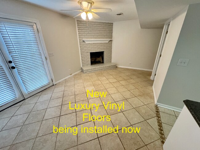 Building Photo - 813 Davis Dr