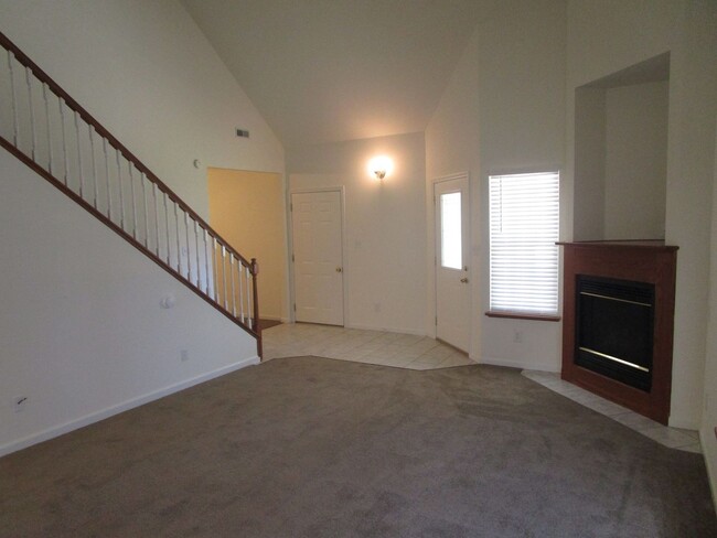 Building Photo - Huge 3 Bedroom, 2 Bath Town Home in SW Col...