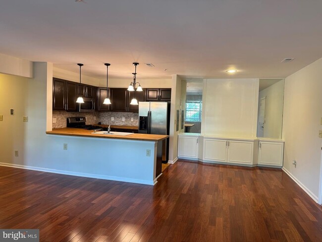 Building Photo - 400 Plumbridge Ct