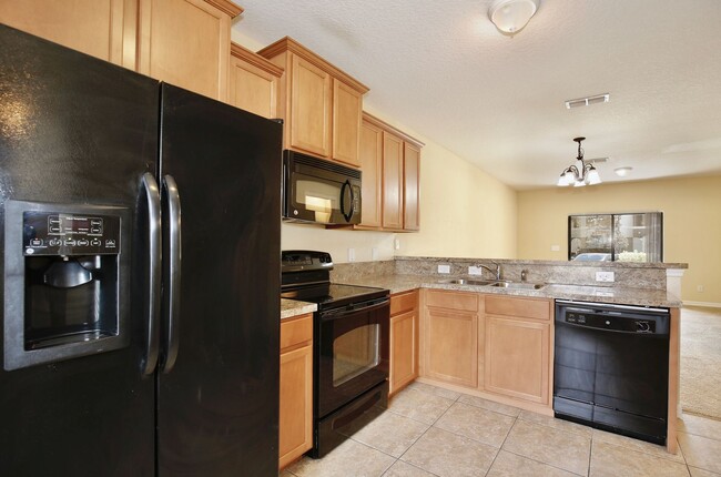 Foto del edificio - Cozy 2/2.5 Spacious Townhome with a Covere...