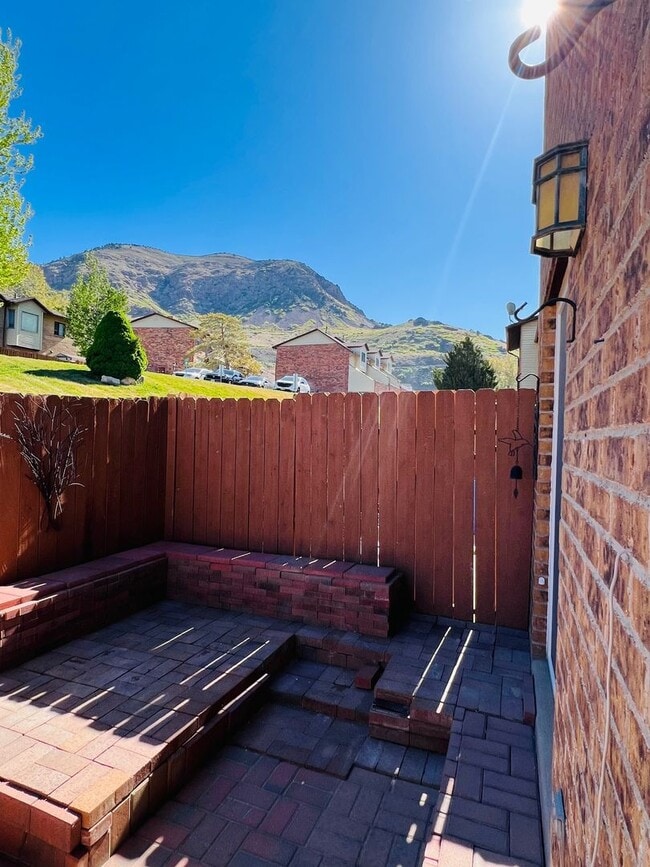 Building Photo - Beautiful townhouse, walk to the Ogden wat...