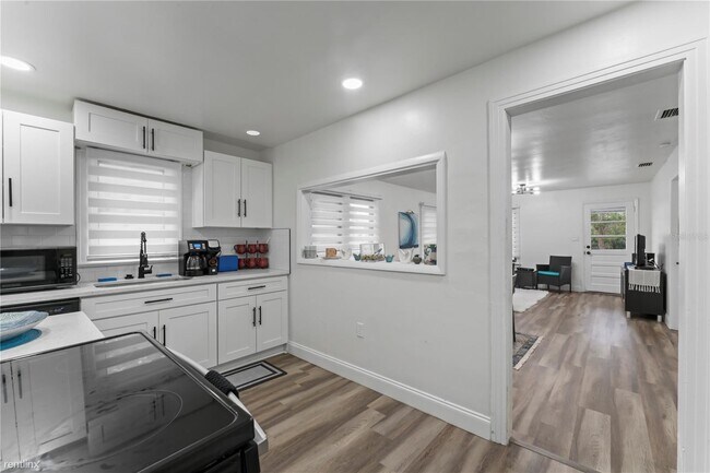 Building Photo - 4 br, 3 bath House - 621 E Street