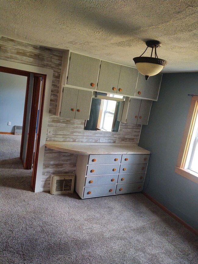 Building Photo - Adorable Home in Cadillac on Clam Lake Gre...
