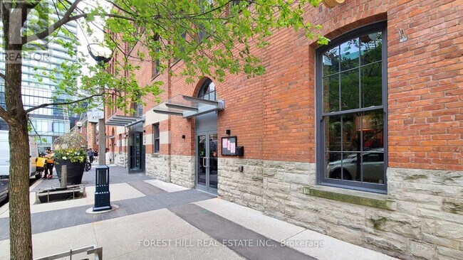 Building Photo - 5-425 St Joseph St