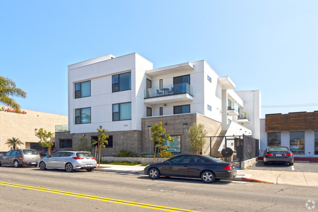 Primary Photo - First Avenue Apartments