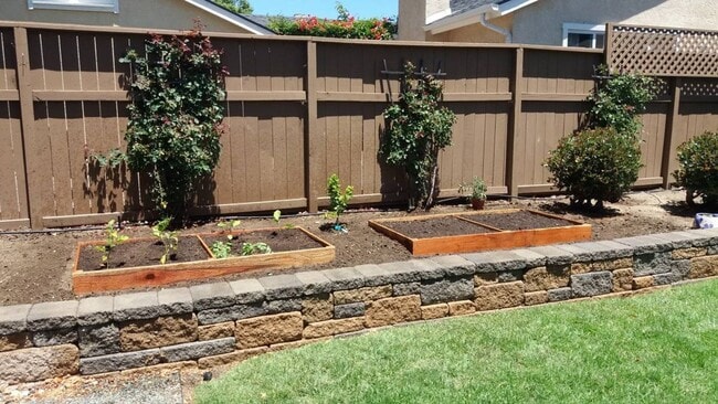 Building Photo - Great Neighborhood - 3 bedroom house with ...