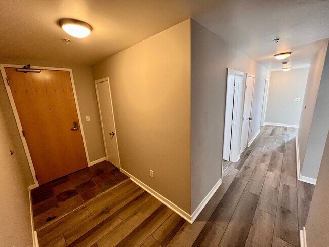 Foto del edificio - Beautiful 2B/2BA Downtown Corner Unit Cond...