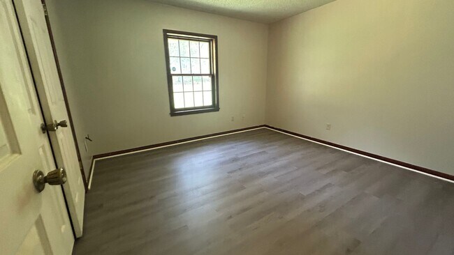 Building Photo - Renovated 2 Bedroom 1 Bath Duplex for Rent!