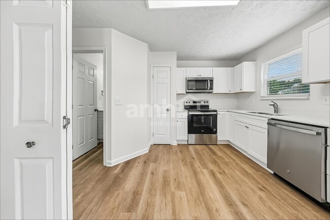 Building Photo - 2044 Woodmere Ct