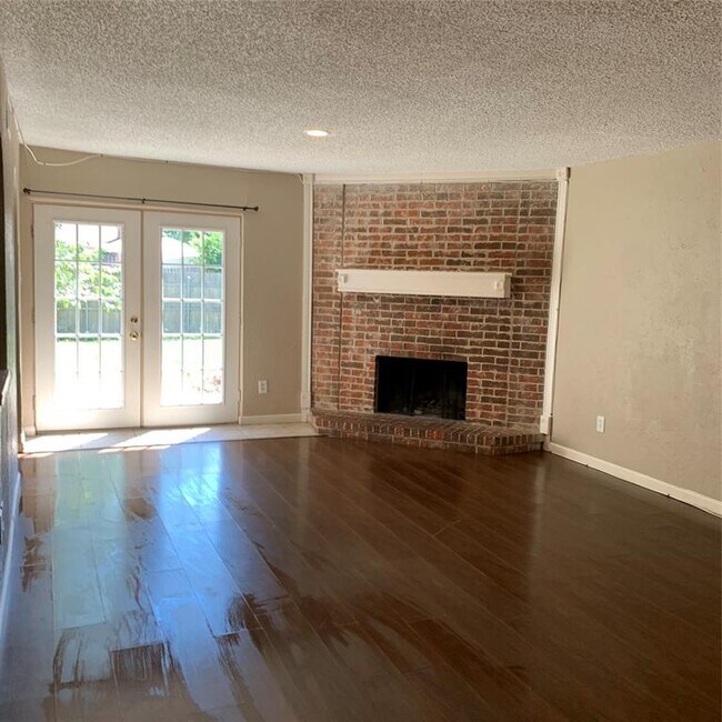 Building Photo - 1910 Whiteoak Dr