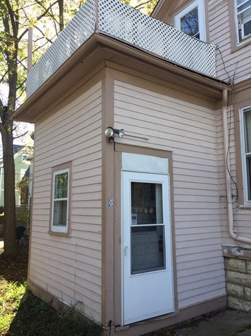 Back Entry - 20 W 9th St