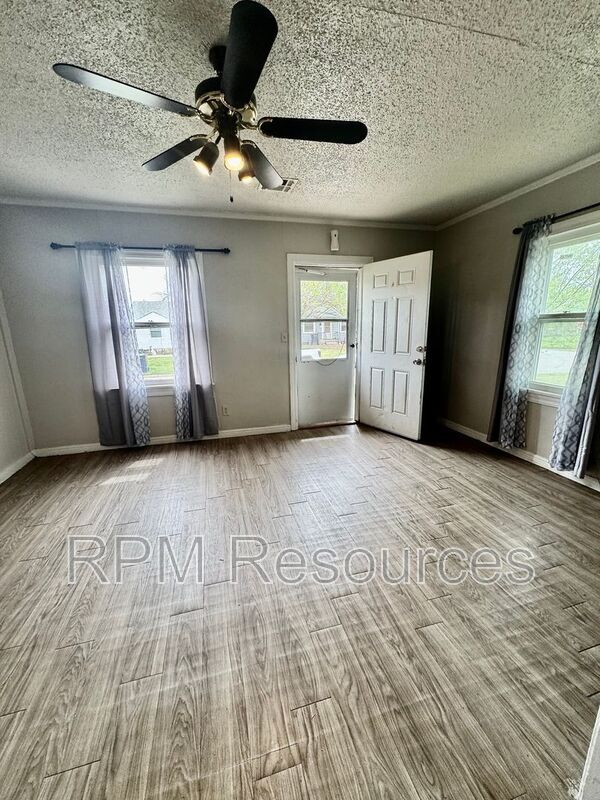 Foto del edificio - 2943 Pioneer Ave