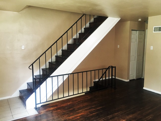 Building Photo - 3128 Glenwood Ct