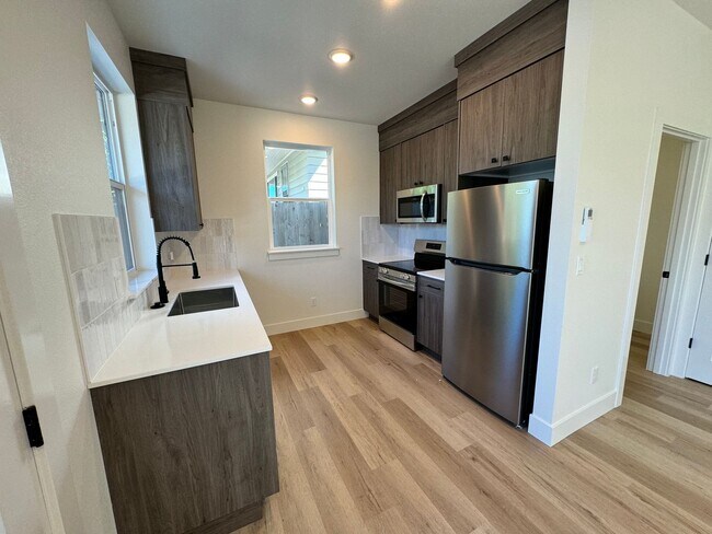 Foto del edificio - 2 bd, 2.5 bath End Unit Mt. Scott Town Hom...