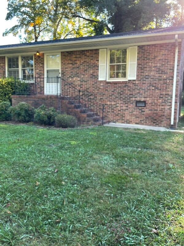 304 Oak St Unit B, York, SC 29745 Room for Rent in York, SC
