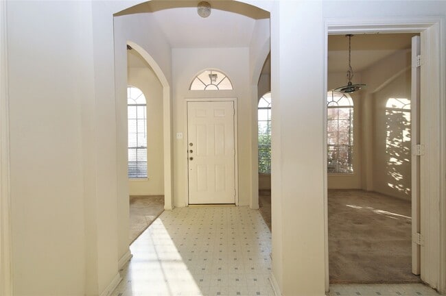 Foto del edificio - 8811 Norham Dr
