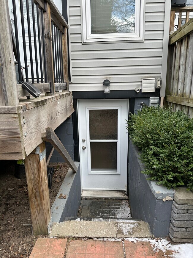 Building Photo - 102 Roseheath Av