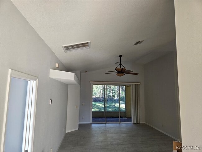 Foto del edificio - 2846 N Kittery Point