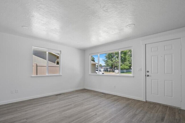 Foto del edificio - Completely Remodeled 3 Bedroom Duplex with...