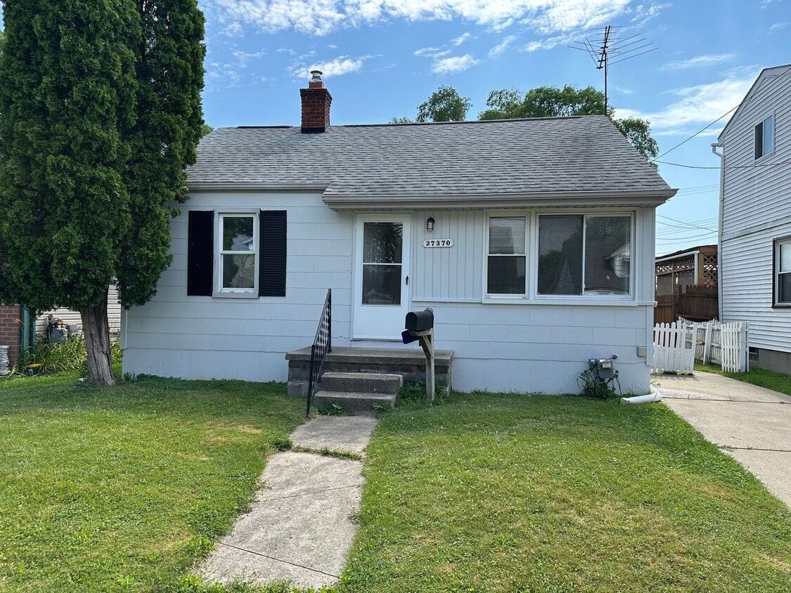 Primary Photo - 27370 Pinehurst St