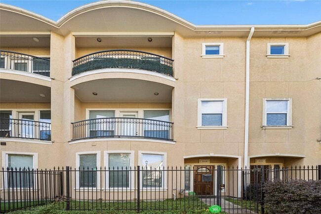 3-Story Townhome in Midtown – 3BR/3.5BA with Private Balconies - 3-Story Townhome in Midtown – 3BR/3.5BA with Private Balconies