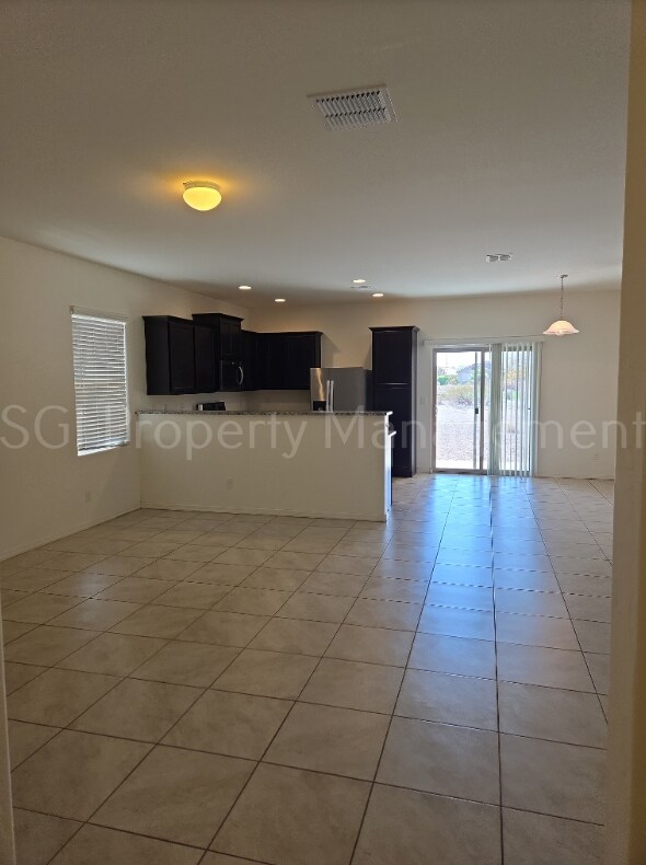 Building Photo - Stunning home on the golf course