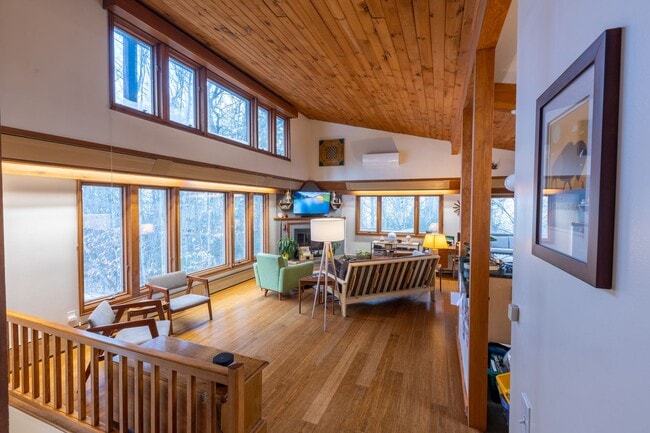 Building Photo - Amazing Location. Great Price!!