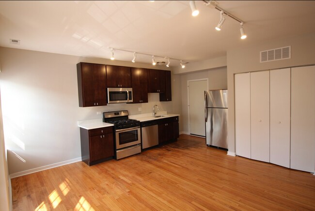 Building Photo - 3108 W Sunnyside Ave