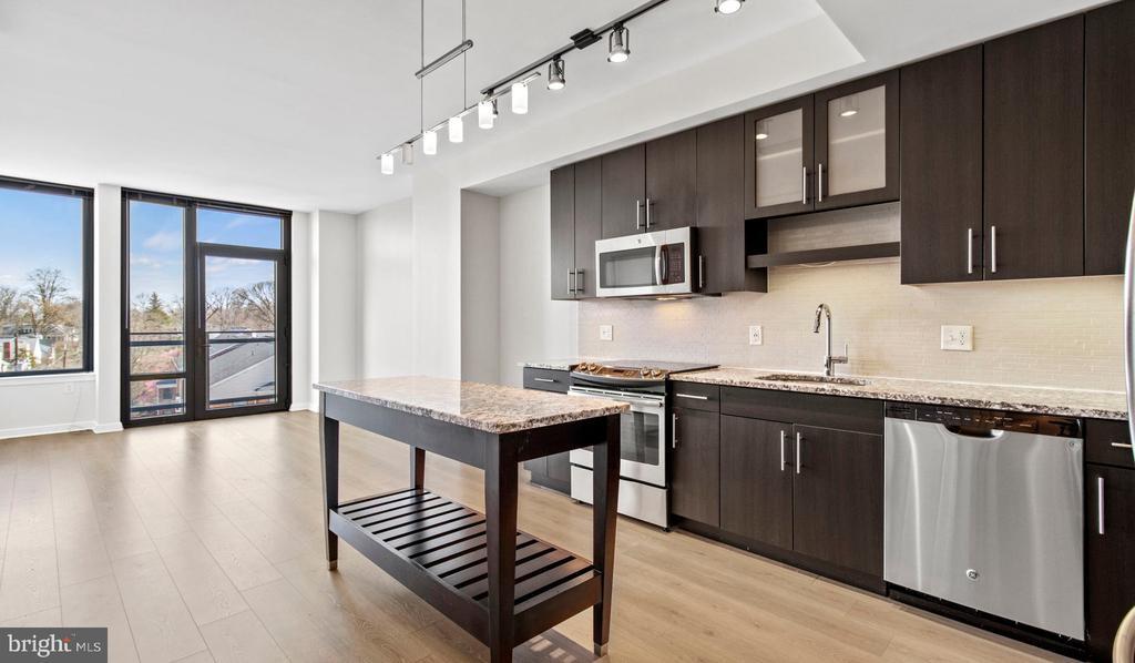 Foto principal - 8300 Wisconsin Ave