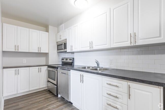 1BR, 1BA - 550SF - Kitchen - 2 Quebec