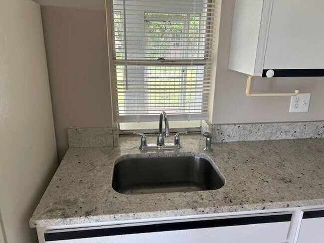 Foto del edificio - Flexible Living in a Prime Cape Coral Spot