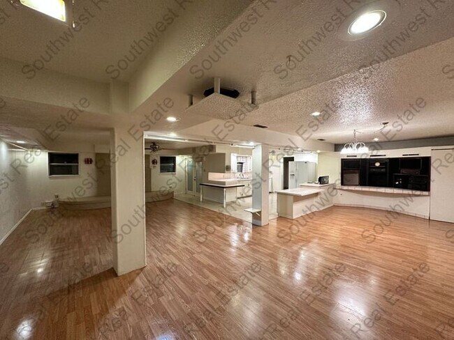Building Photo - Spacious 3 bedroom, 2 bathroom home