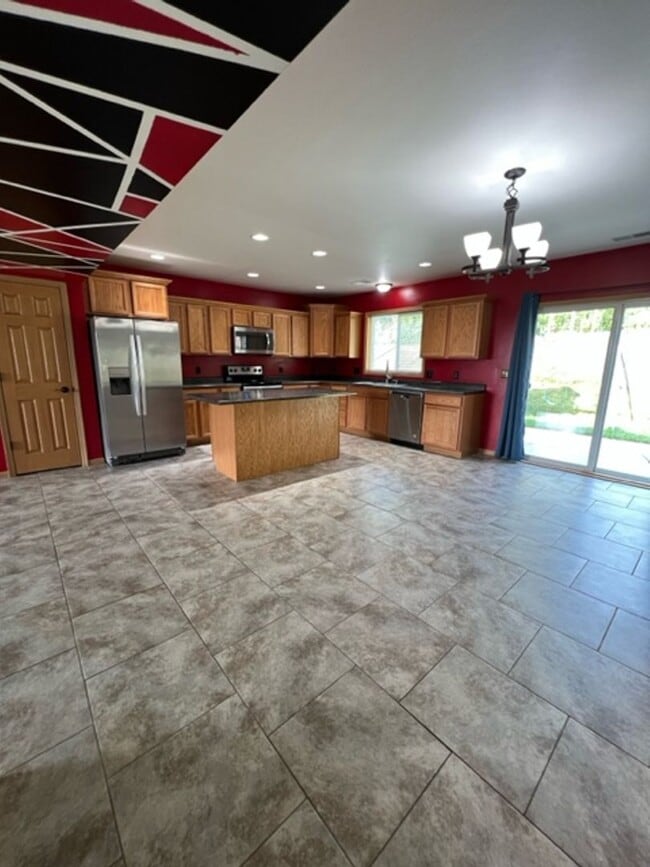 Building Photo - BEAUTIFUL & SPACIOUS 4 BEDROOM/2.5 BATH DU...