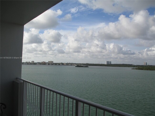 Foto del edificio - 10350 W Bay Harbor Dr