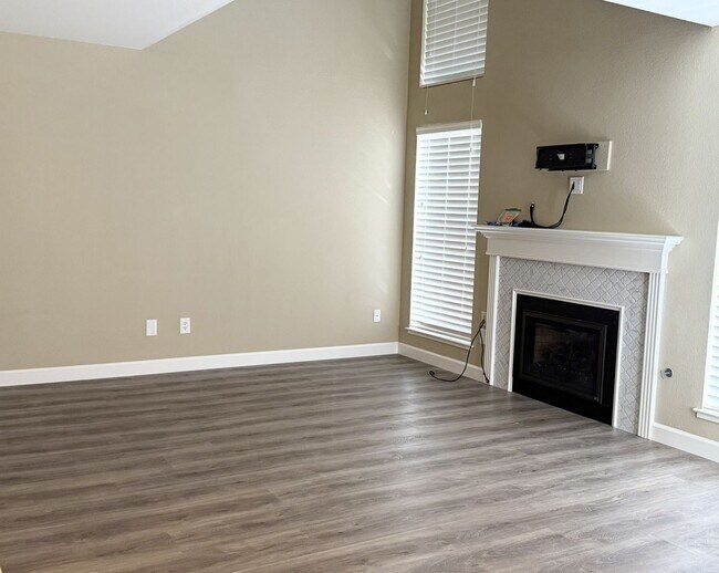 Foto del edificio - Beautiful 3-Bedroom Condo with Private Out...