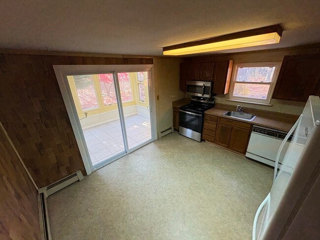 Building Photo - 192 Woodland Dr