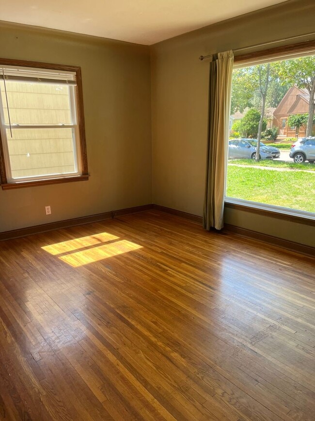 Building Photo - 868 20th Ave SE