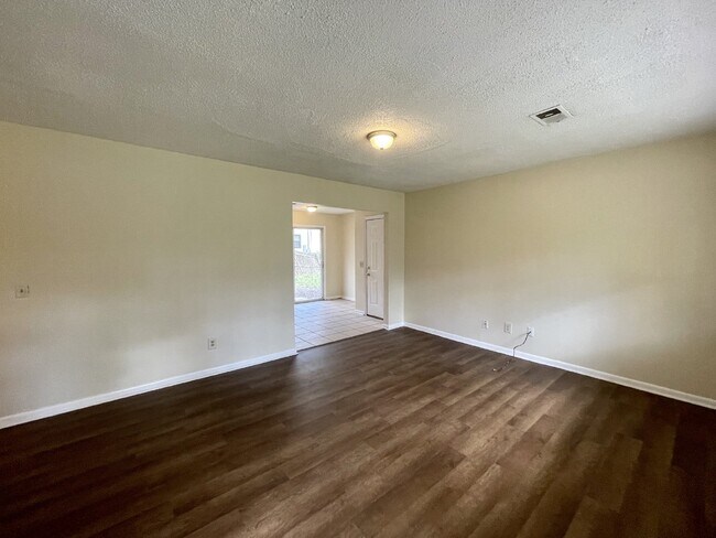 Foto del edificio - Home For Rent