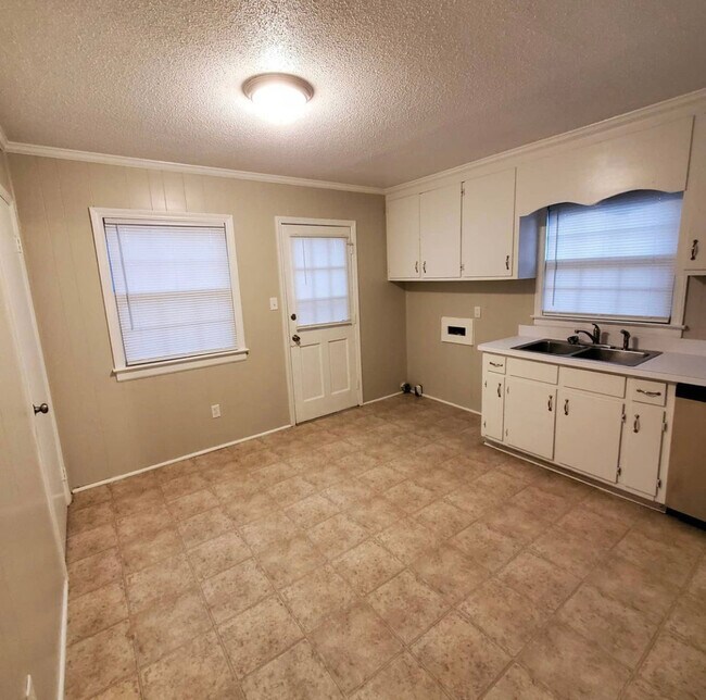Building Photo - 1109 Par Three Dr S