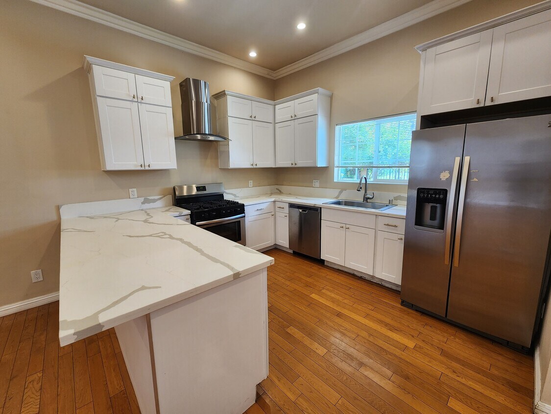 Primary Photo - 14610 Cohasset St