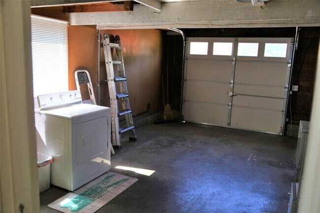 Foto del edificio - Charming 2 bed 1 bath Furnished, Utilities Included