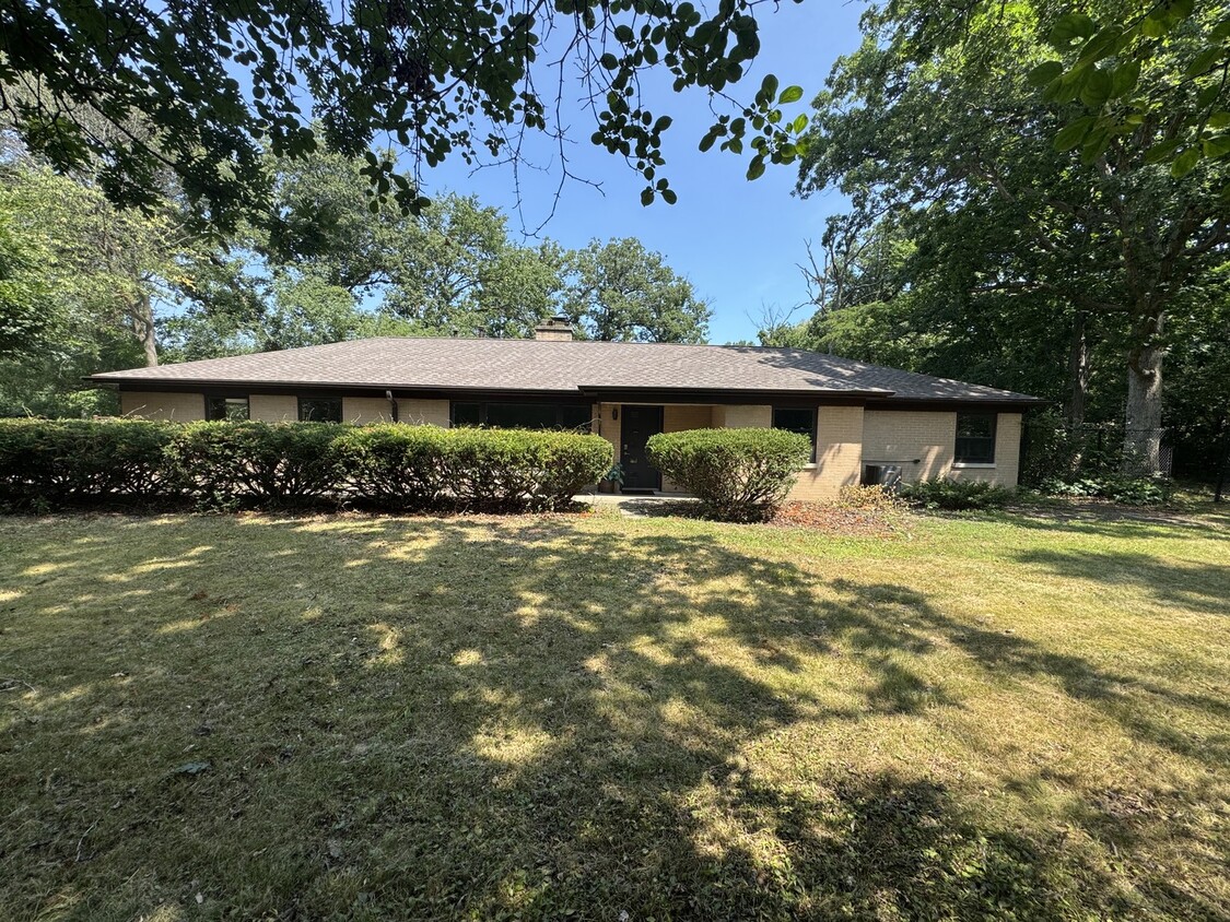 Primary Photo - 805 Blackhawk Ln