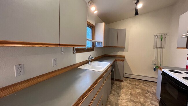 Foto del edificio - Spacious (3) Bed, (1) Bath East Side Duple...